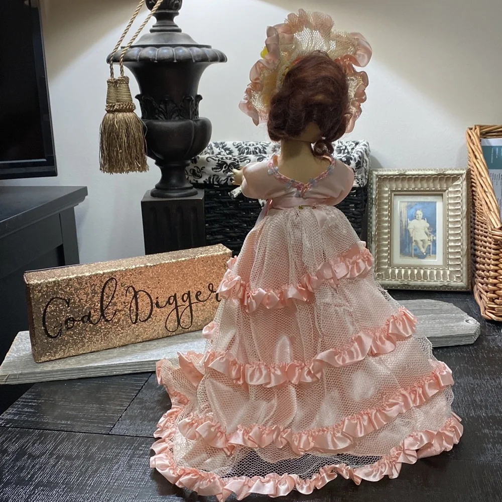 Gorgeous Vintage Southern Belle Doll On Stand! - Picture 5 of 14